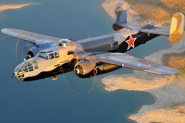 Hệ thống súng máy gắn trên máy bay ném bom B-25J của Mỹ